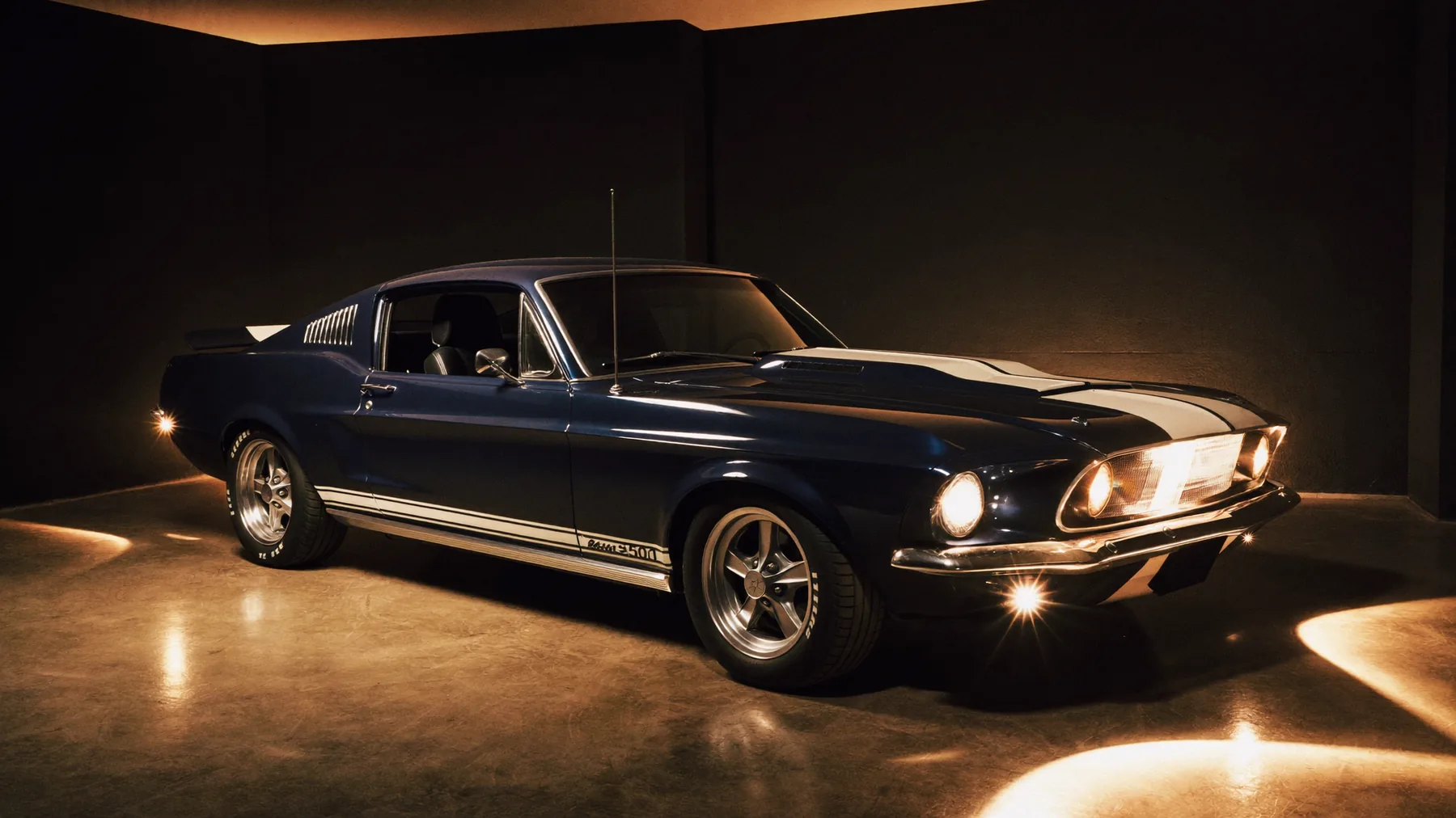 Ford Mustang Shelby: широкий скользящий луч вдоль борта, полосы и заднее крыло держат свет