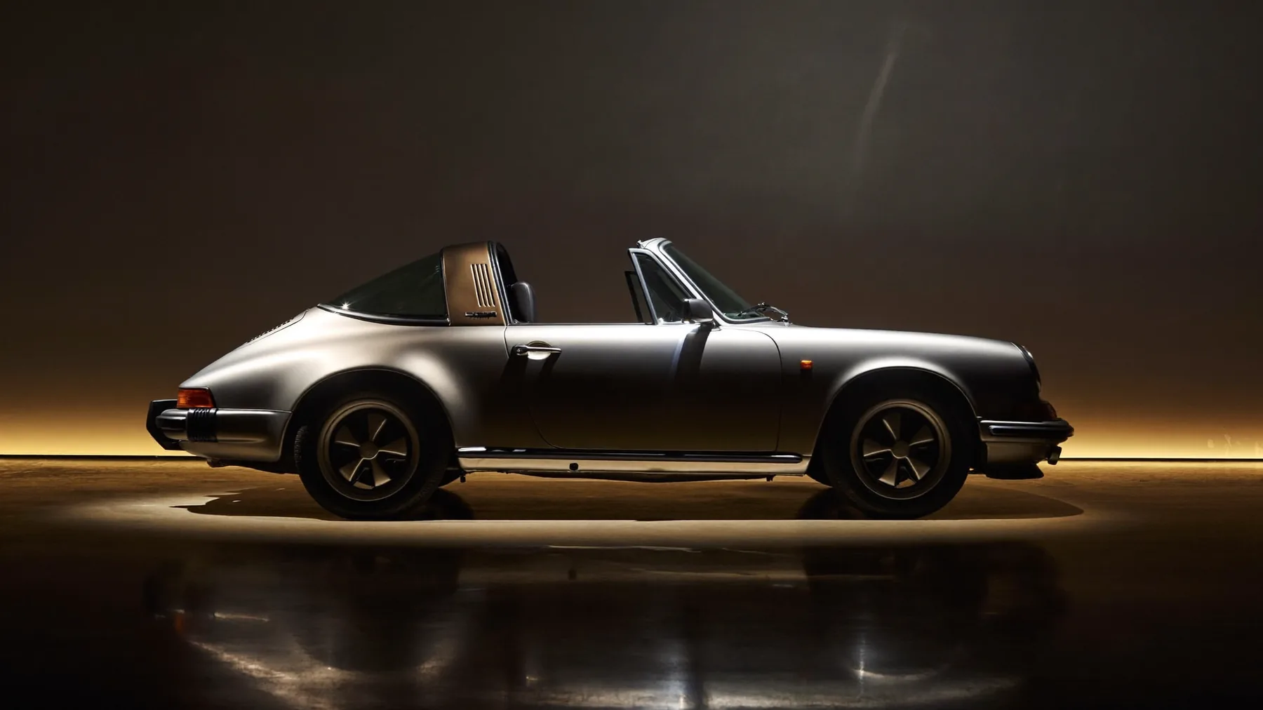 Porsche 911 Targa: жёсткий блик на дуге тарги и длинное мягкое отражение в заднем стекле