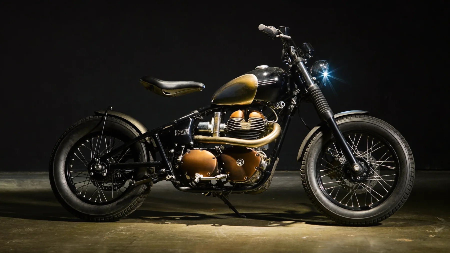 Triumph Bobber: луч по рёбрам двигателя и спицам, бак ловит одну длинную дугу света
